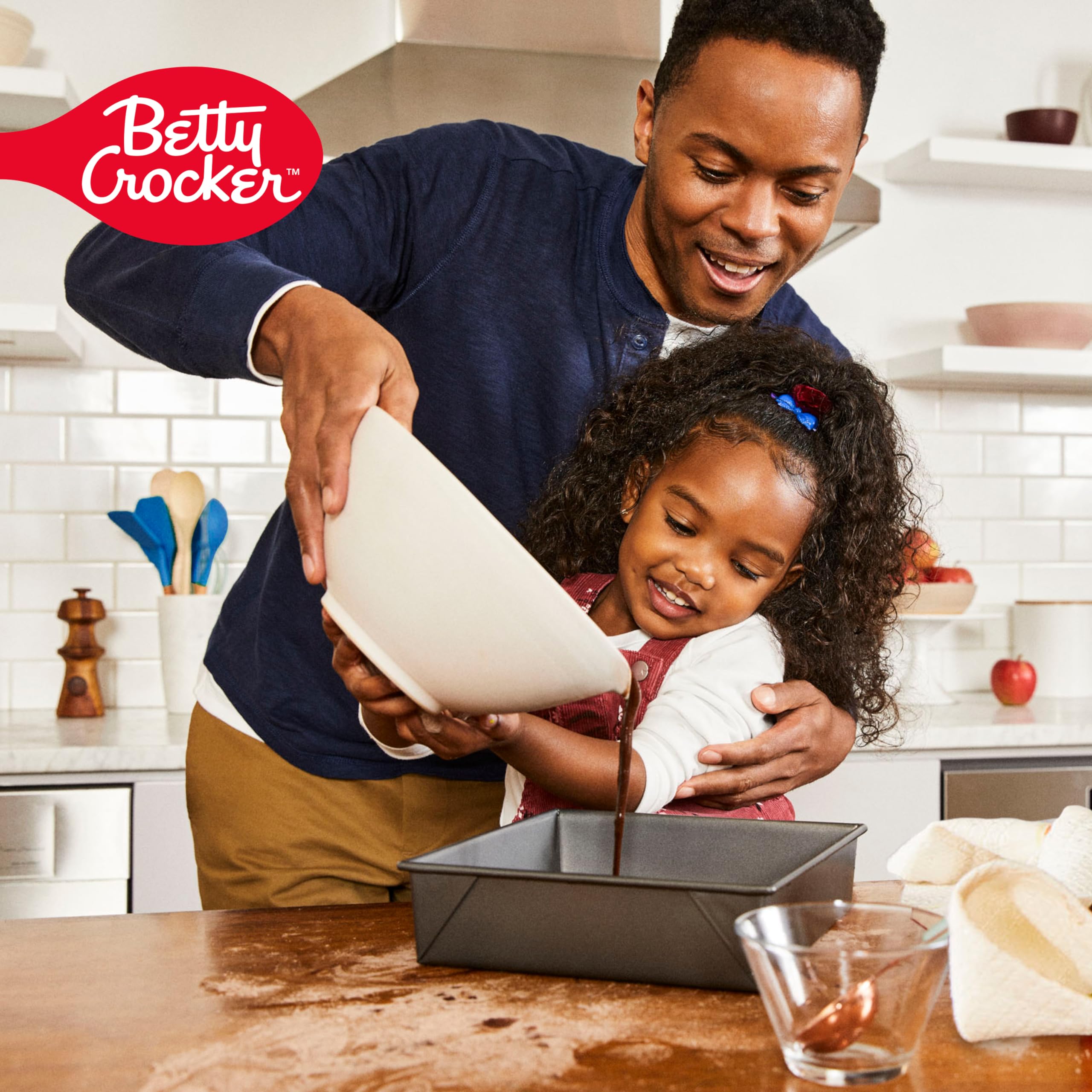 Betty Crocker OREO Chocolate Cake Mix, Chocolate Cake Baking Mix With OREO Cookie Pieces, 9.3 oz - Image 7